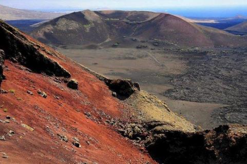 Bild 1 zur Urlaubsidee »Lanzarote zum Wandern mit Relax & Kultur – Lavafelder und Feuerberge!«