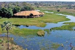 Bild 2 zur Urlaubsidee »Botswana • Sambia - Fly-In-Safari mit Okavango-Delta, Moremi Reservat, Chobe NP und Victoria-Fällen«