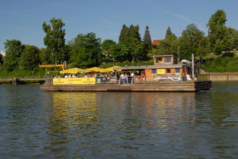 Bild 2 zur Urlaubsidee »Schwimmender Biergarten - die Huckleberrys Floßfahrt«