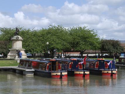 Bild 1 zur Urlaubsidee »Narrowboat Hausboot Charter in England / Schottland«