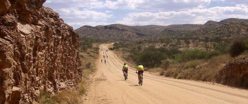 Bild 1 zur Urlaubsidee »Eintauchen in die älteste Wüste der Welt - Faszinierende Rad-Rundreise durch Namibia mit Uli Rottler«