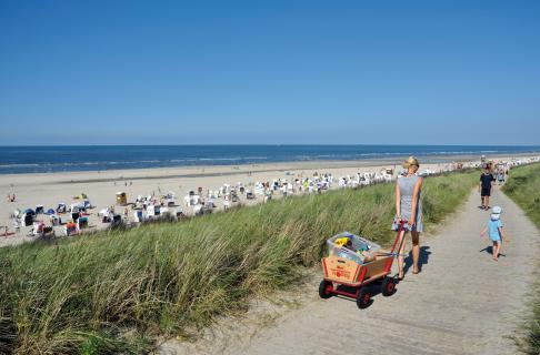 Bild 3 zur Urlaubsidee »Mit dem Bollerwagen über die Insel und zum Strand: Das grüne Spiekeroog ist ein Paradies für Familien mit Kleinkindern«