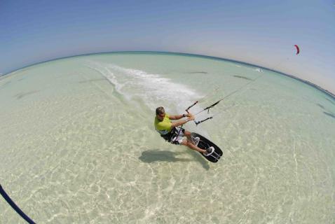 Bild 1 zur Urlaubsidee »Kitesurfen am Sunset Beach in Südafrika beim Champion Dr. Wolfram Reiners «