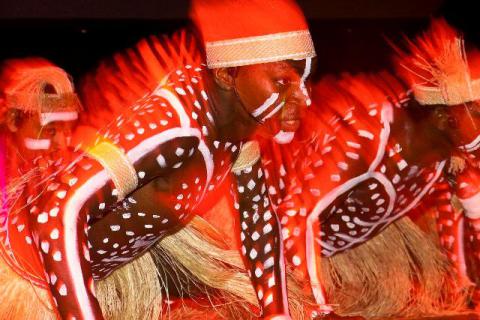 Bild 1 zur Urlaubsidee »Queensland-Events der ganz besonderen Art: Weltgrößtes Kneipenfest, tanzende Aborigines und einer Oper mitten im Zuckerrohrfeld«