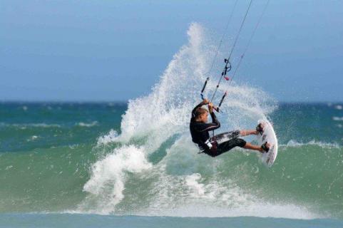 Bild 4 zur Urlaubsidee »Kitesurfen am Sunset Beach in Südafrika beim Champion Dr. Wolfram Reiners «