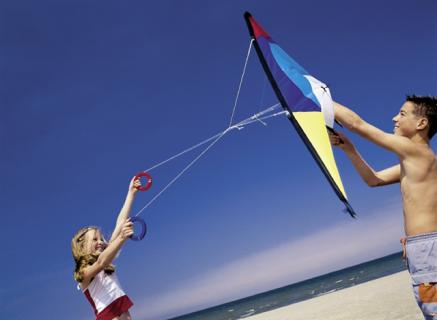 Bild 1 zur Urlaubsidee »Kunterbunter Pfingst-Himmel über Center Parcs Park Nordseeküste - Pfingsten inklusive Drachen- und Zirkusfest ab 21 Euro/Person«