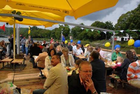Bild 6 zur Urlaubsidee »Schwimmender Biergarten - die Huckleberrys Floßfahrt«