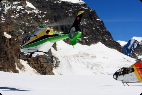 Bild 2 zur Urlaubsidee »Rundflug ab Zürich mit einer Landung auf dem Gletscher für Ihren Aperitif«