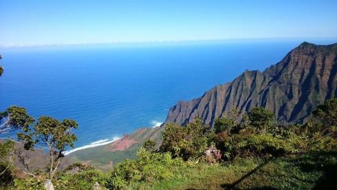 Bild 4 zur Urlaubsidee »Hawaii - Magischer Abenteuerspielplatz der Götter, Delfine und WaleHawaii – eine besondere Reise zu einzigartigen Naturschönheiten Lassen Sie sich verzaubern vom Aloha-Spirit der hawaiianischen Inseln: Glasklares Wasser mit einer reichen und bunten Unterw«