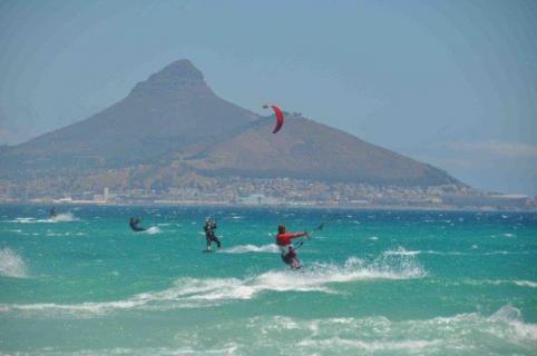 Bild 2 zur Urlaubsidee »Kitesurfen am Sunset Beach in Südafrika beim Champion Dr. Wolfram Reiners «