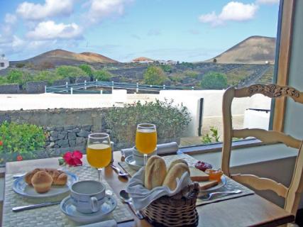 Bild 6 zur Urlaubsidee »Lanzarote zum Wandern mit Relax & Kultur – Lavafelder und Feuerberge!«