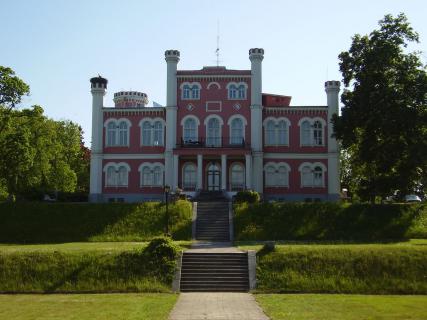 Bild 1 zur Urlaubsidee »Birini Manor Castle - Urlaub im Schloss«