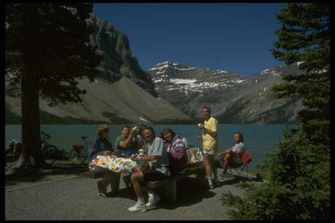 Bild 3 zur Urlaubsidee »Kanada Rocky Mountains - vorbei an türkis-farbenen Seen, tosenden Wasserfällen und mächtigen Gletschern«