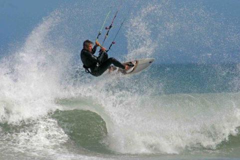 Bild 6 zur Urlaubsidee »Kitesurfen am Sunset Beach in Südafrika beim Champion Dr. Wolfram Reiners «